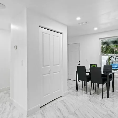 Luxury Oasis In Drew Park Apartment